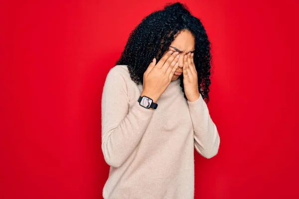 아프리카계 미국인 곱슬곱슬 여자가 피곤과 통때문에 비비는 스웨터를 표정을 있습니다 — 스톡 사진
