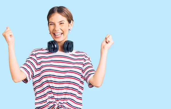 Beautiful Caucasian Woman Blonde Hair Wearing Gym Clothes Using Headphones — Stock Photo, Image