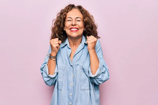 Mulher Bonita Meia Idade Vestindo Camisa Ganga Casual Sobre Fundo — Fotografia de Stock