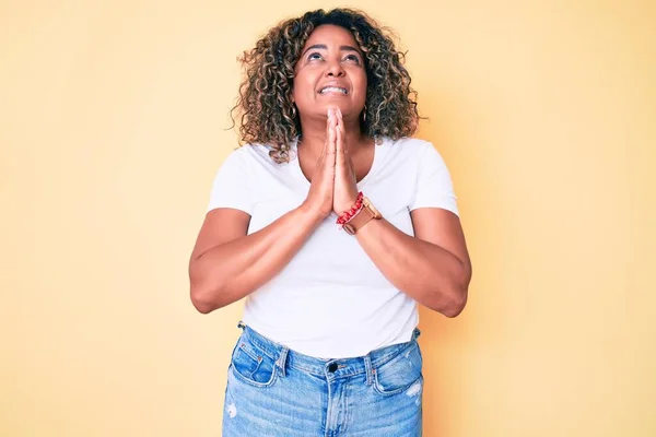 Jovem Afro Americana Size Mulher Vestindo Camiseta Branca Casual Implorando — Fotografia de Stock