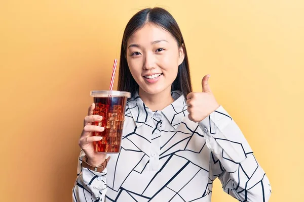 Joven Hermosa Mujer China Bebiendo Refresco Cola Bebida Sonriendo Feliz —  Fotos de Stock