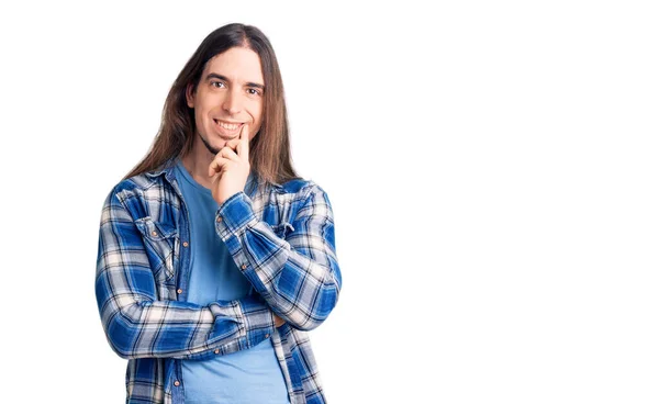 Junger Erwachsener Mann Mit Langen Haaren Lässigem Hemd Der Selbstbewusst — Stockfoto