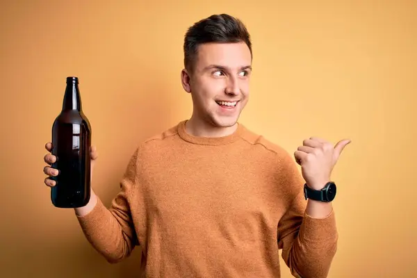 Νεαρός Όμορφος Καυκάσιος Άντρας Πίνει Ένα Μπουκάλι Μπύρα Πάνω Από — Φωτογραφία Αρχείου