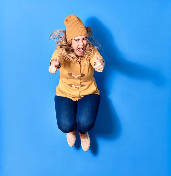 Joven Hermosa Mujer Caucásica Vistiendo Ropa Casual Invierno Sonriendo Feliz — Foto de Stock