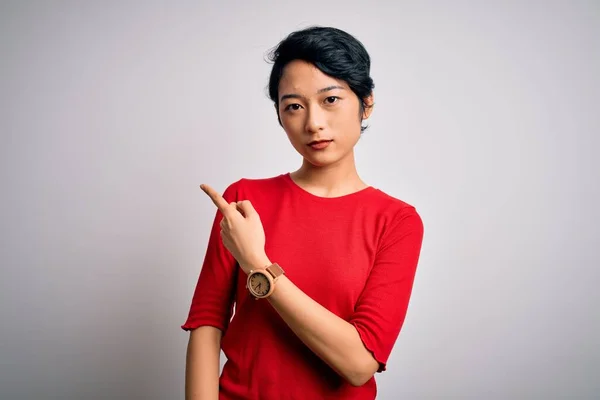 Mladá Krásná Asijská Dívka Sobě Ležérní Červené Tričko Stojící Nad — Stock fotografie