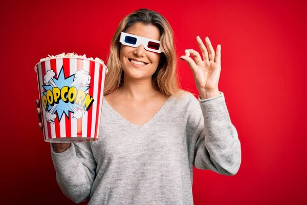 Mladá Krásná Blondýna Žena Sledující Film Pomocí Brýle Jíst Popcorny — Stock fotografie