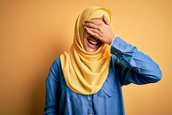 Jovem Mulher Bonita Com Cabelo Encaracolado Vestindo Árabe Tradicional Hijab — Fotografia de Stock