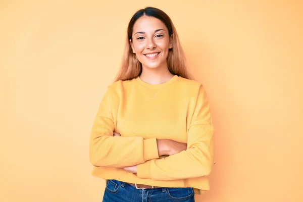 Die Junge Brünette Frau Auf Gelbem Hintergrund Lächelt Glücklich Mit — Stockfoto