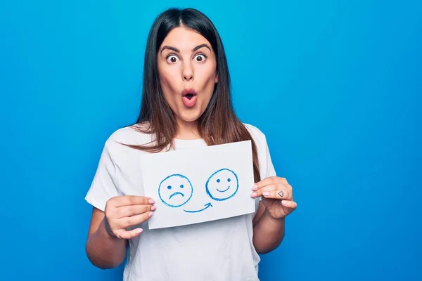 Vrouw Vraagt Psychologie Verandering Vasthouden Papier Met Ongelukkige Tot Gelukkige — Stockfoto