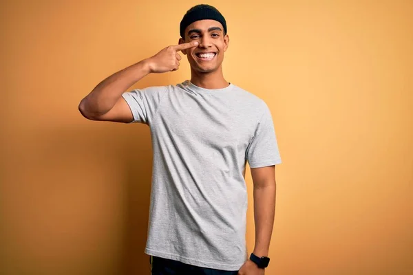 Guapo Deportista Afroamericano Haciendo Deporte Usando Ropa Deportiva Sobre Fondo — Foto de Stock