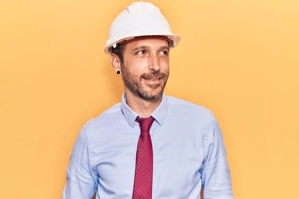 Jovem Homem Bonito Vestindo Arquiteto Hardhat Olhando Para Lado Relaxar — Fotografia de Stock