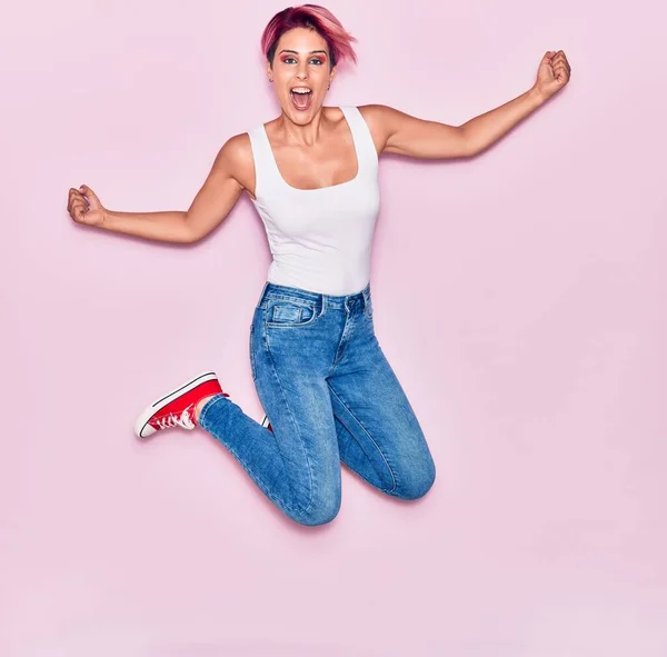 Young Beautiful Woman Pink Short Hair Wearing Casual Clothes Smiling — Stock Photo, Image