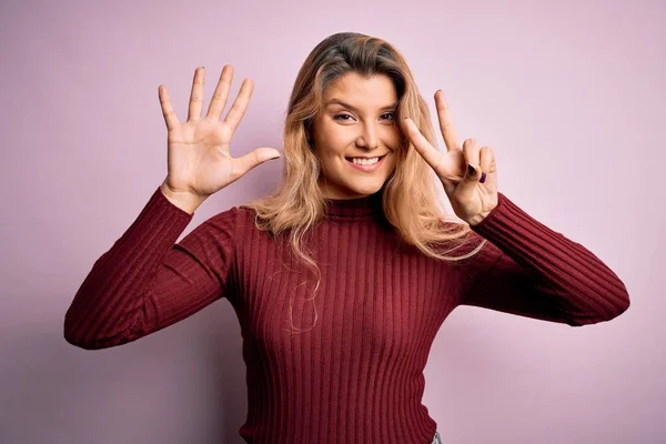 Jovem Bela Mulher Loira Vestindo Camisola Casual Sobre Fundo Rosa — Fotografia de Stock