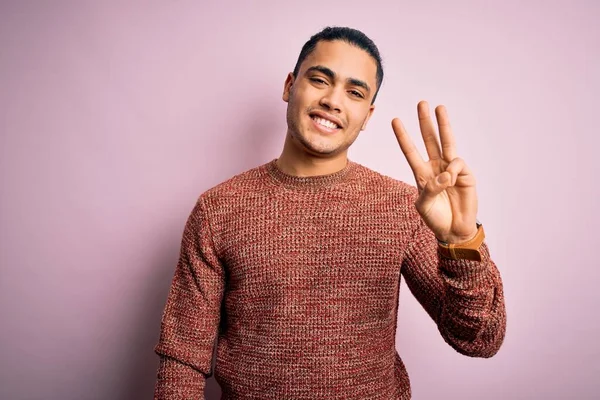 스웨터를 분홍색 브라질인 청년은 자신감 행복하게 웃으면서 손가락으로 가리켰다 — 스톡 사진