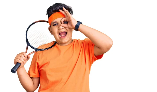 Маленький Хлопчик Грає Теніс Тримає Ракетку Усміхаючись Роблячи Знак Гаразд — стокове фото