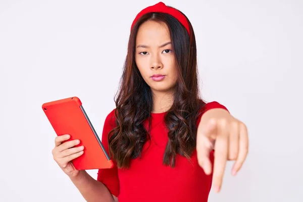 Joven Chica China Hermosa Sosteniendo Touchpad Señalando Con Dedo Cámara — Foto de Stock