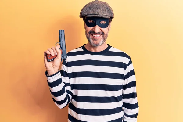 Medelålders Stilig Inbrottstjuv Man Bär Mössa Och Mask Innehav Pistol — Stockfoto