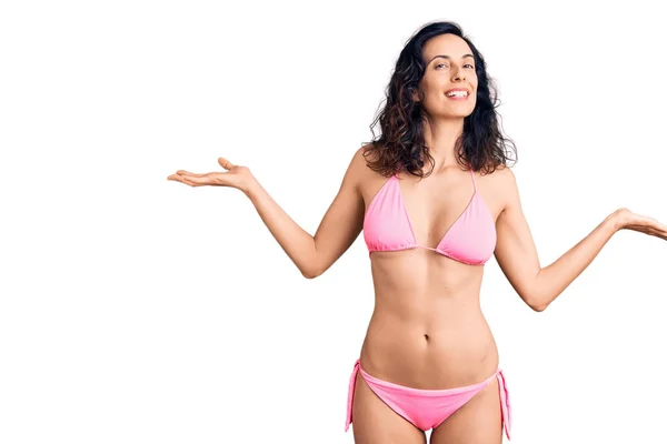 Ung Vacker Latinamerikansk Kvinna Klädd Bikini Leende Visar Båda Händerna — Stockfoto