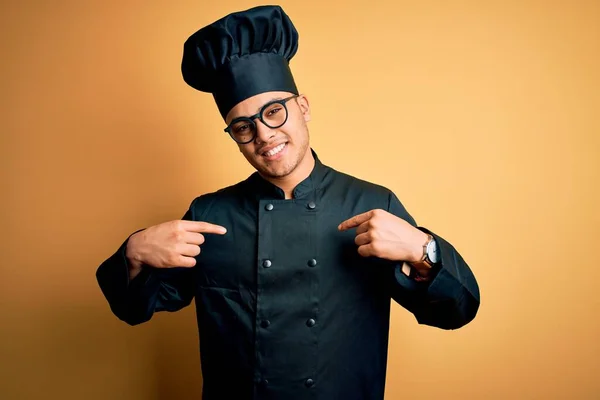 Jeune Chef Brésilien Homme Portant Uniforme Cuisinière Chapeau Sur Fond — Photo