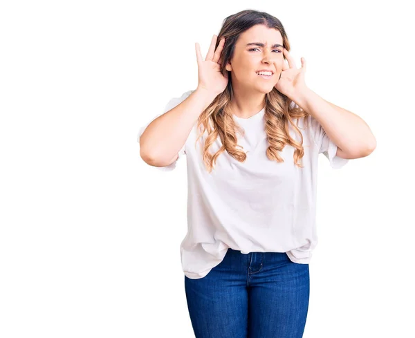 Mujer Caucásica Joven Con Ropa Casual Tratando Escuchar Ambos Gestos —  Fotos de Stock