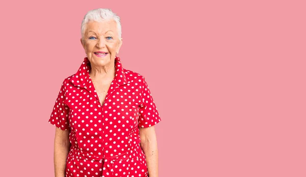 Starší Krásná Žena Modrýma Očima Šedivými Vlasy Červených Letních Šatech — Stock fotografie