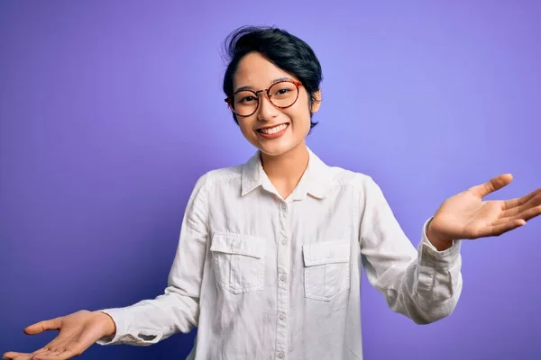 Jovem Bela Menina Asiática Vestindo Camisa Casual Óculos Sobre Fundo — Fotografia de Stock