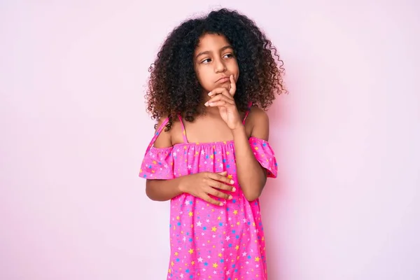 Afroamerikanisches Kind Mit Lockigem Haar Lässigem Kleid Mit Der Hand — Stockfoto