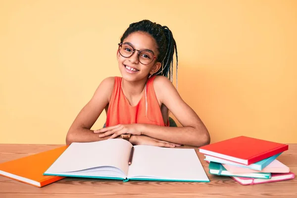 Ung Afrikansk Amerikansk Flicka Barn Med Flätor Studerar För Skolan — Stockfoto