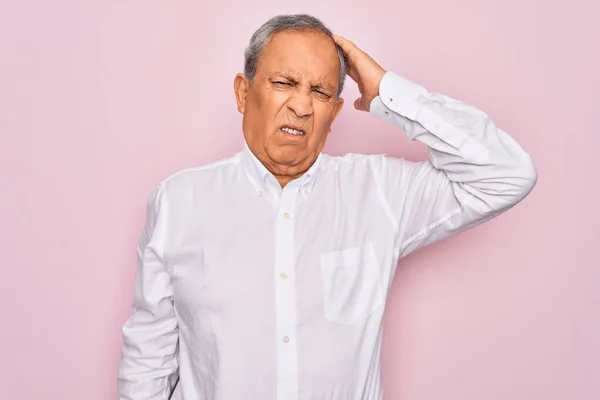 Hombre Mayor Guapo Pelo Gris Con Camisa Elegante Sobre Fondo —  Fotos de Stock