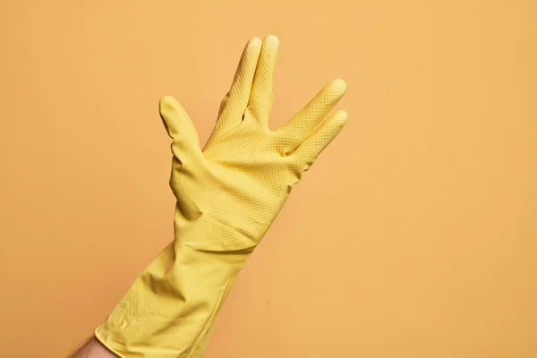 Χέρι Του Καυκάσιου Νέου Άνδρα Γάντι Καθαρισμού Πάνω Από Απομονωμένο — Φωτογραφία Αρχείου