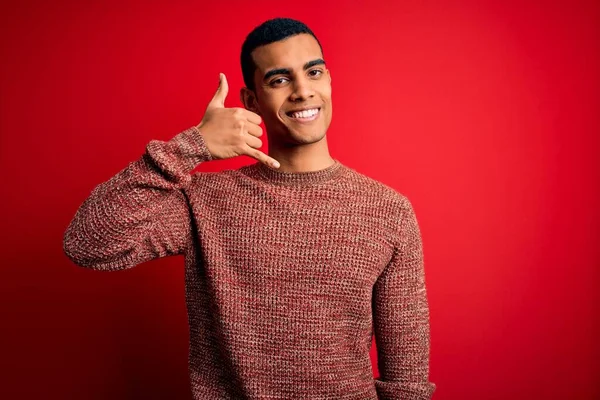 Jovem Afro Americano Bonito Vestindo Camisola Casual Sobre Fundo Vermelho — Fotografia de Stock