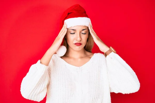 Mujer Morena Joven Con Sombrero Navidad Que Sufre Dolor Cabeza —  Fotos de Stock