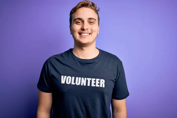 Jovem Homem Ruivo Bonito Vestindo Camiseta Voluntária Sobre Fundo Roxo — Fotografia de Stock