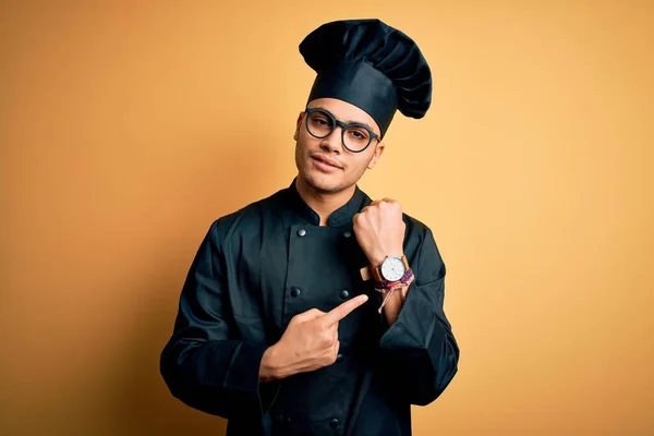 Jovem Chef Brasileiro Vestindo Uniforme Fogão Chapéu Sobre Fundo Amarelo — Fotografia de Stock