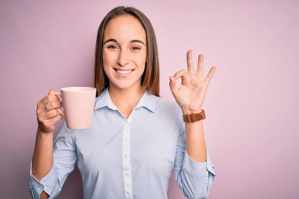 Joven Hermosa Mujer Bebiendo Taza Café Pie Sobre Fondo Rosa — Foto de Stock