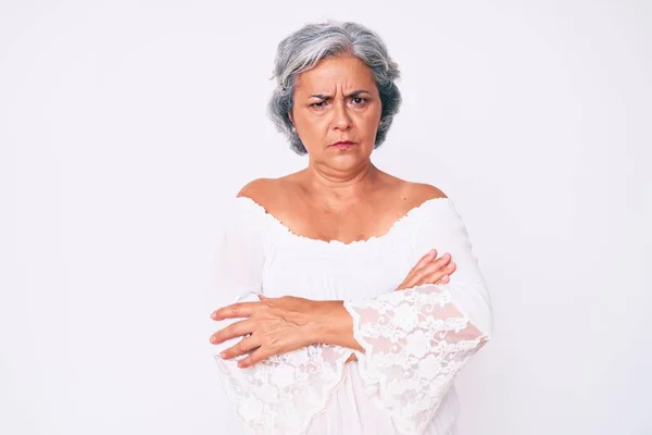 Starsza Latynoska Siwowłosa Kobieta Luźnych Ubraniach Sceptyczna Nerwowa Dezaprobata Dla — Zdjęcie stockowe