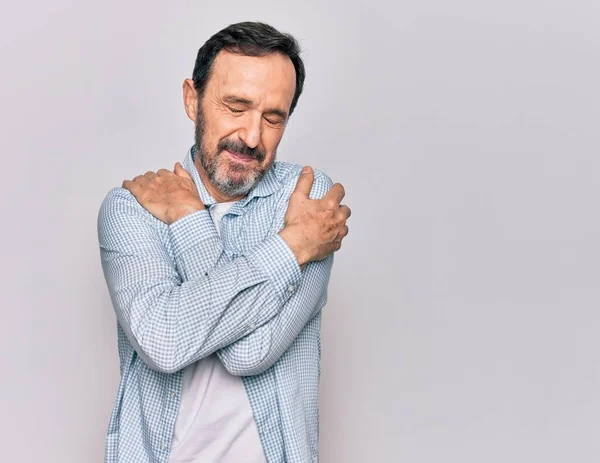 Homem Bonito Meia Idade Vestindo Camisa Ganga Casual Sobre Fundo — Fotografia de Stock