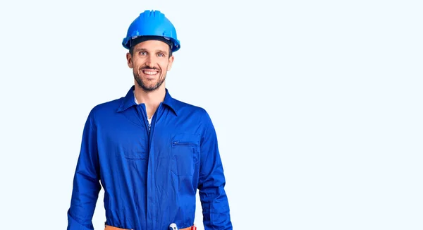 Jovem Homem Bonito Vestindo Uniforme Trabalhador Chapéu Duro Com Sorriso — Fotografia de Stock