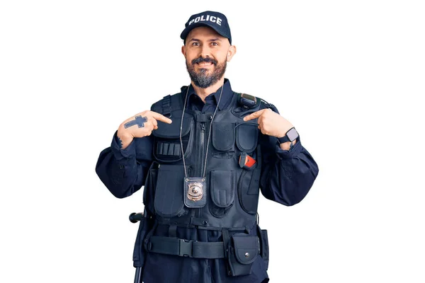 年轻英俊的男子身穿警服 面带微笑 看上去很自信 用手指指着自己 自豪而快乐 — 图库照片
