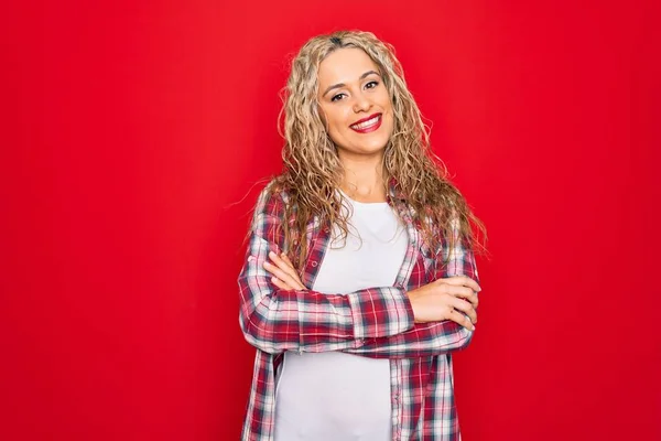 Jonge Mooie Blonde Vrouw Draagt Casual Shirt Staan Geïsoleerde Rode — Stockfoto