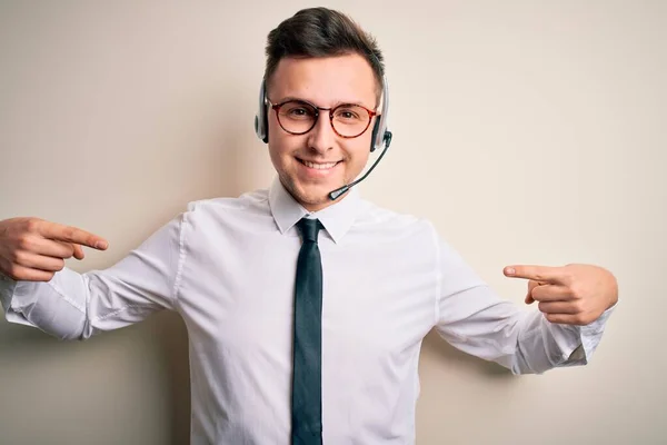 Joven Hombre Negocios Caucásico Guapo Con Auriculares Centro Llamadas Servicio —  Fotos de Stock