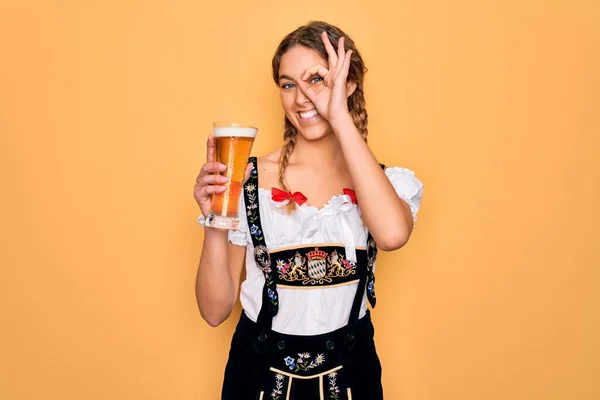 Gyönyörű Szőke Német Kék Szemekkel Visel Oktoberfest Ruha Ivás Pohár — Stock Fotó