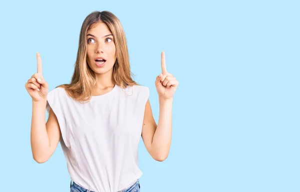 Bella Donna Caucasica Con Capelli Biondi Che Indossa Una Maglietta — Foto Stock