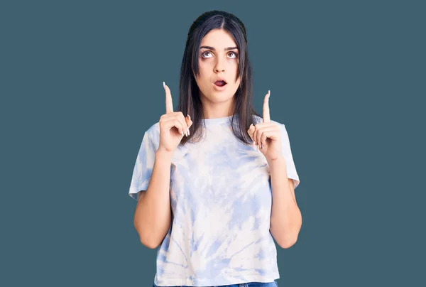 Young Beautiful Girl Wearing Casual Shirt Amazed Surprised Looking Pointing — Stock Photo, Image