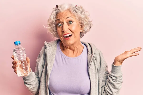 Ältere Grauhaarige Frau Sportkleidung Die Eine Flasche Wasser Trinkt Feiert — Stockfoto