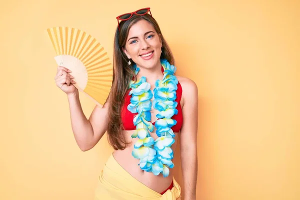 Schöne Junge Kaukasische Frau Trägt Sommerlook Und Hält Die Hand — Stockfoto