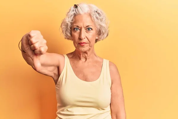 Femme Âgée Aux Cheveux Gris Portant Des Vêtements Décontractés Regardant — Photo