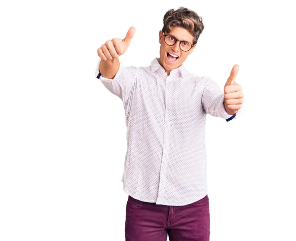 Młody Przystojny Mężczyzna Ubrany Biznesowe Ubrania Okulary Akceptujący Pozytywny Gest — Zdjęcie stockowe