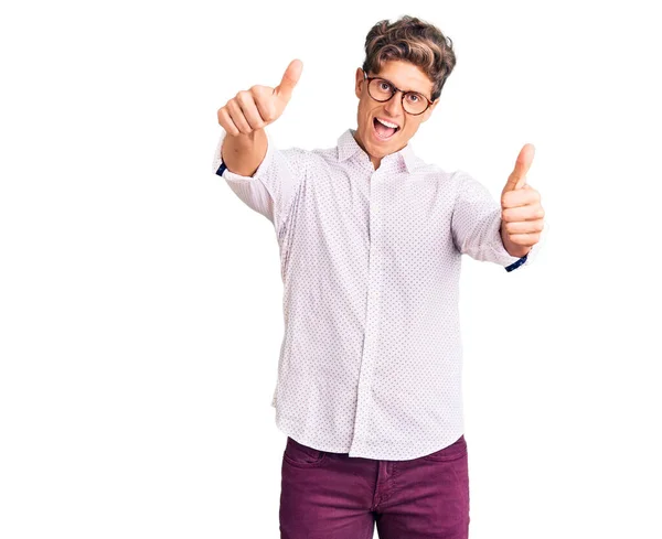 Joven Hombre Guapo Con Ropa Negocios Gafas Aprobando Hacer Gesto —  Fotos de Stock