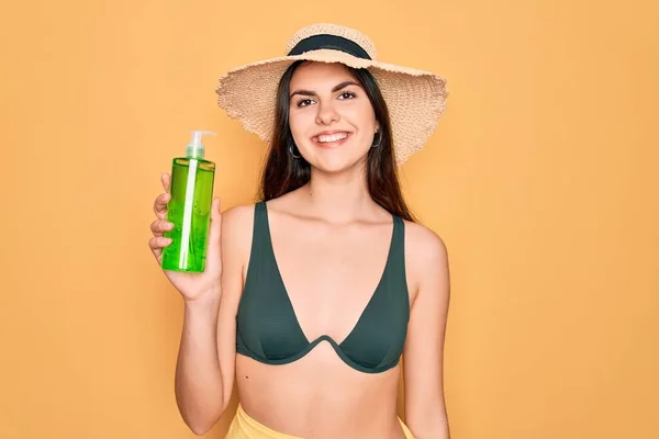 Ung Vacker Flicka Med Badkläder Bikini Och Sommarmössa Som Håller — Stockfoto